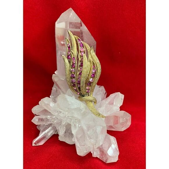 Gorgeous Textured Blades pin w/Fuchsia Crystals in Antique Gold plate - Picture 2 of 4